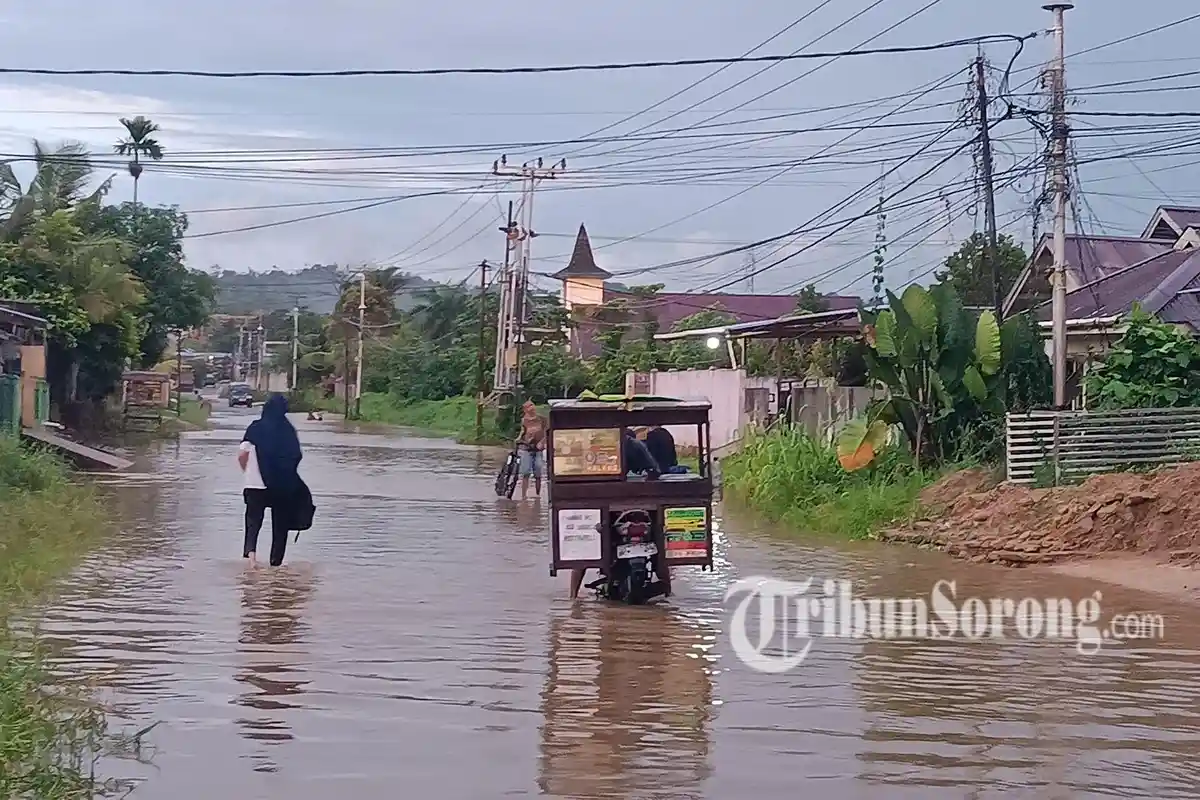 Demi Mengais Rupiah, Pedagang Bakso Malang Ini Nekat Terobos Banjir, Motor Mogok Terendam Air