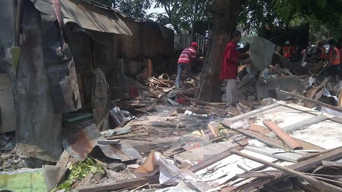 Bangunannya Ditertibkan, Warga Lempari Petugas