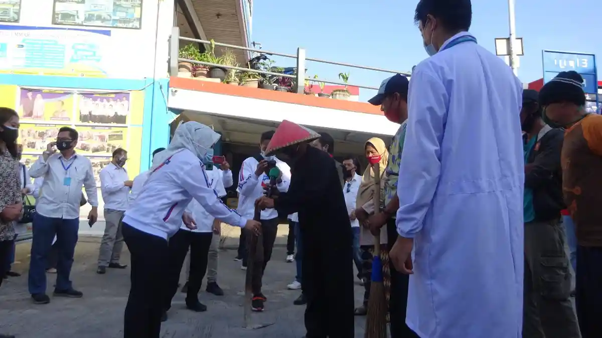 Pilkada Kabupaten Bandung 2020, Yena-Atep Diberi Perkakas oleh Warga, Begini Kata Noneng