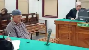 Mantan-Penjabat-Pj-Kepala-Desa-Bangai-saat-mengikuti-sidang-vonis-dalam-korupsi.jpg