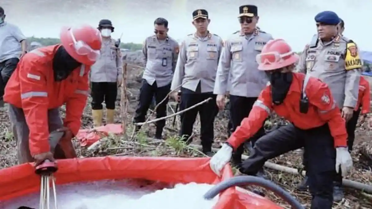 Tembus Kabut Asap di Desa Riding, Kapolda Sumsel dan Kapolres OKI ...