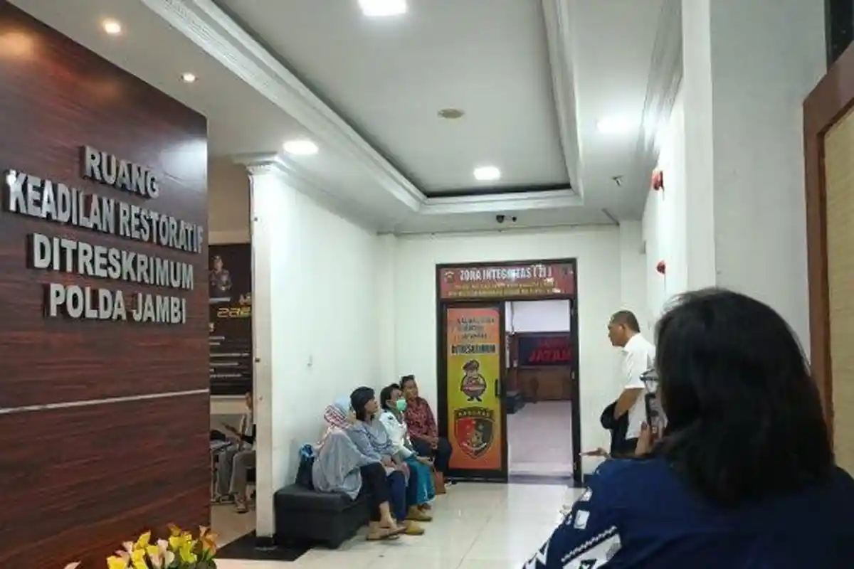 Kamaruddin Simanjuntak Dampingi Keluarga dan Kekasih Brigadir J Datangi Mapolda Jambi