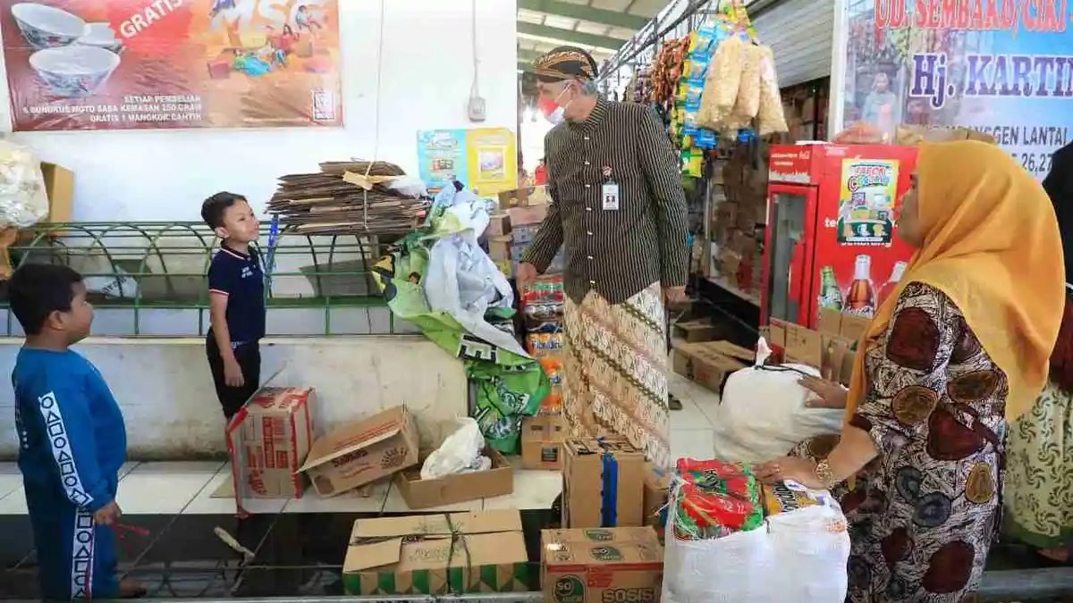 Sidak Pasar Mranggen, Ganjar Temukan Pedagang Minyak Goreng Curah dengan Harga Tinggi