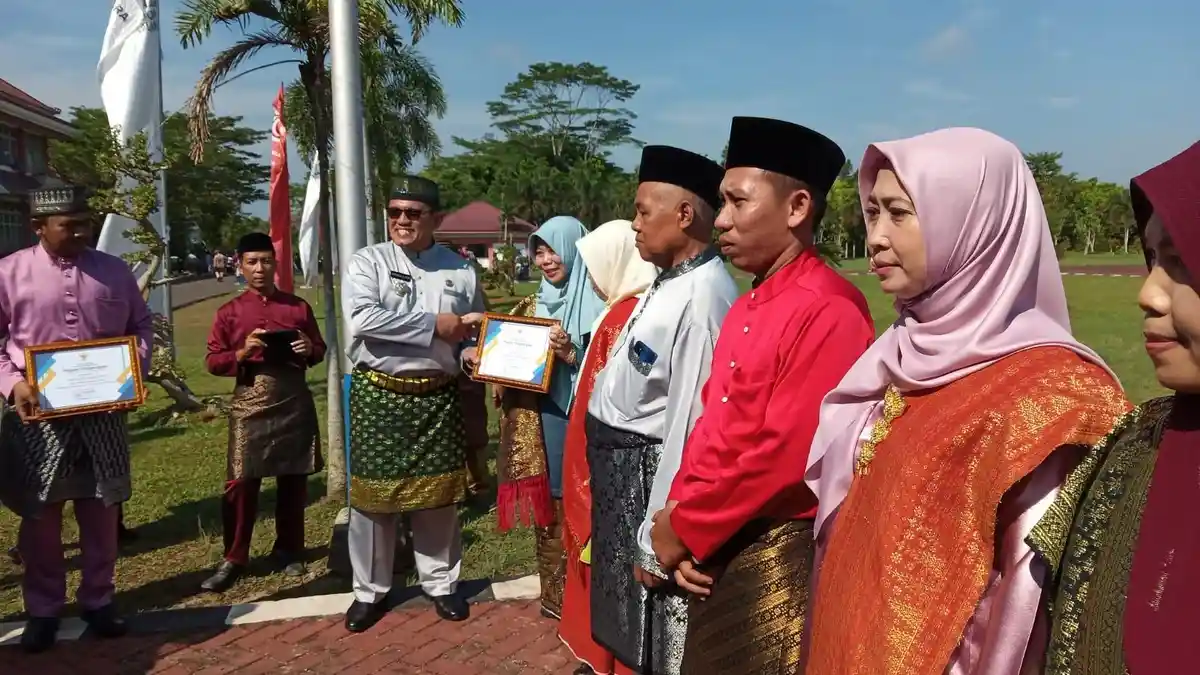 Wabup Heroaldi Pimpin Upacara Hardiknas, Beri Penghargaan Insan Pendidik