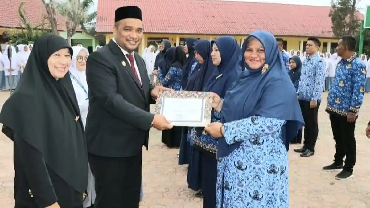 Momen Upacara Hardiknas, Kacabdisdik Aceh Timur Berikan Penghargaan Kepada Guru
