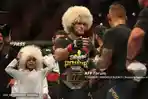 selebrasi-khabib-nurmagomedov-setelah-menang-melawan-dustin-poirier.jpg