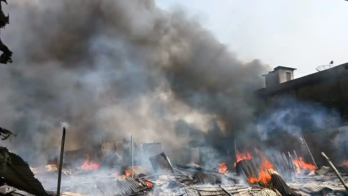 Asap Mengepul Diiringi Bunyi Derak Kayu Terbakar, Suryati Teriak Minta Tolong