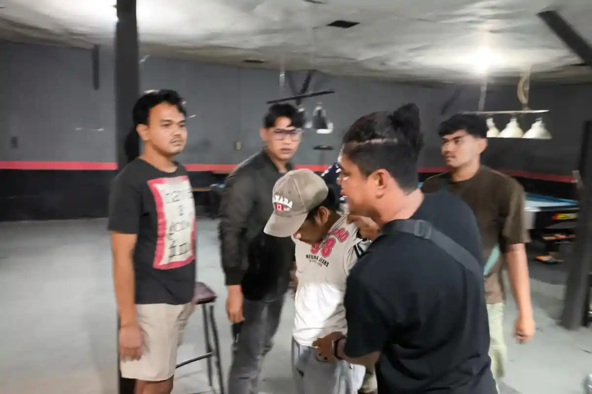 Pria Diduga Pengedar dan Pengguna Sabu Ditangkap Polisi saat Main Biliar di Padang Panjang