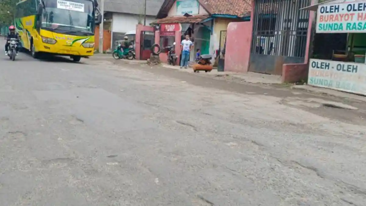 Pasrah saat Dikomplain Warga soal Jalan Rusak, Wabup Garut: Mau Gimana Lagi