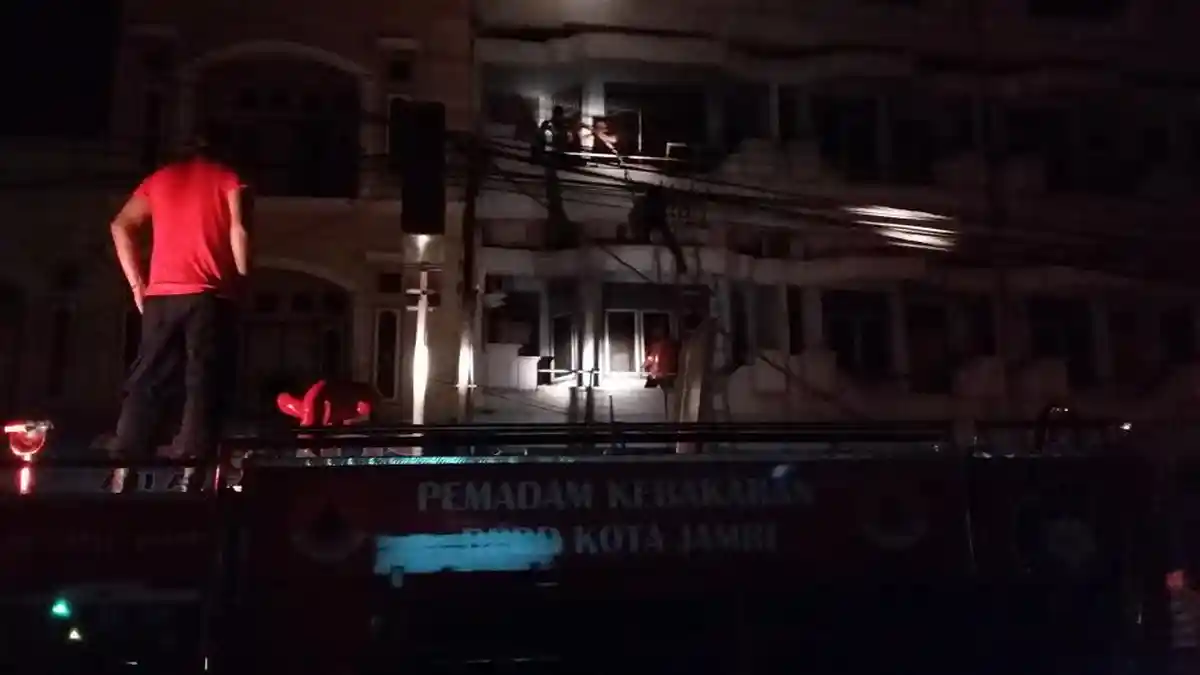 Ruko empat lantai di Jalan Haji Adam Malik Terbakar