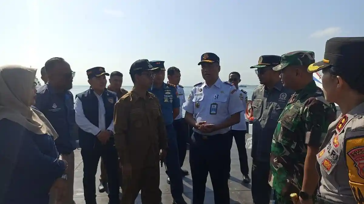 Bupati Karimun Pantau Arus Mudik, KSOP Siapkan Ekstra Trip Antisipasi Lonjakan Penumpang - kunjungan-pemda-di-pelabuhan-Sri-tanjung-Gelam.jpg
