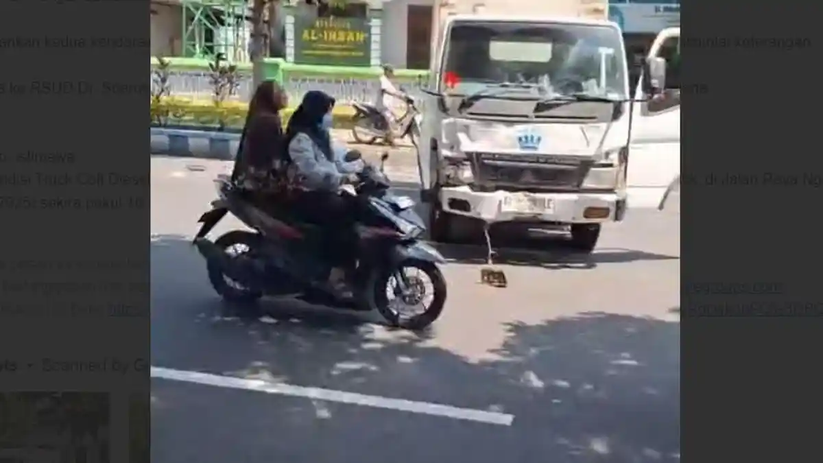 Adu Banteng Truk Boks vs Honda Beat di Ngawi, Pengendara Motor Alami Luka Berat