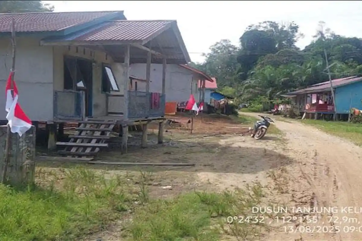 VIRAL! Bendera Setengah Tiang di HUT ke-80 RI, Warga Kapuas Hulu Kalbar Protes Tuntut Keadilan!