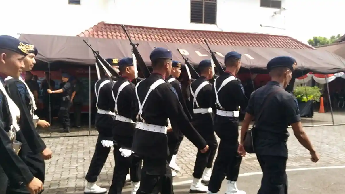 Lihat Aksi Brimob Gagah Menari Imut ini, Bikin Kamu Ngakak dan Gemes