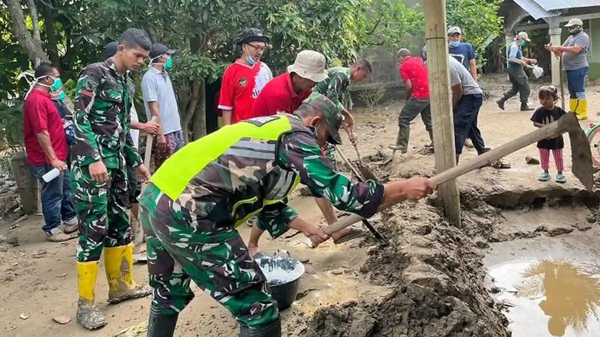 Hari Ini, Bupati Sarjani Sebarkan ASN Bersihkan Lumpur Banjir di Pidie