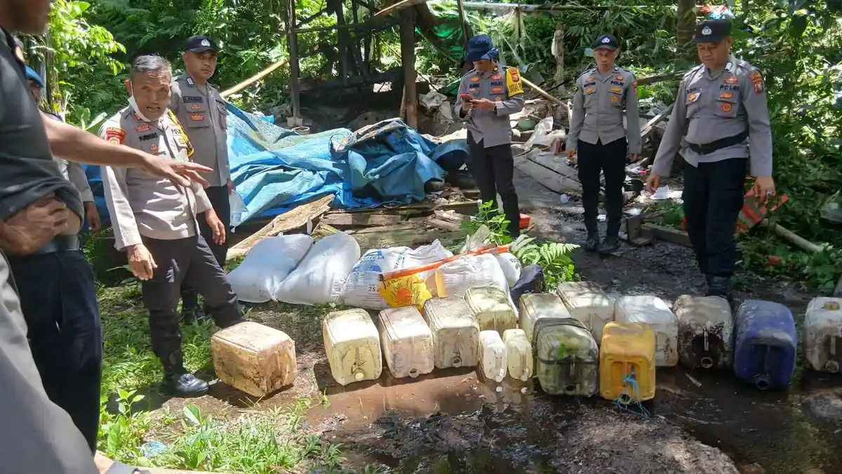 Polisi Musnahkan Tempat Produksi Cap Tikus di Halmahera Barat