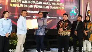 penyerahan-hasil-penetapan-pilkada-kota-blitar-2024.jpg