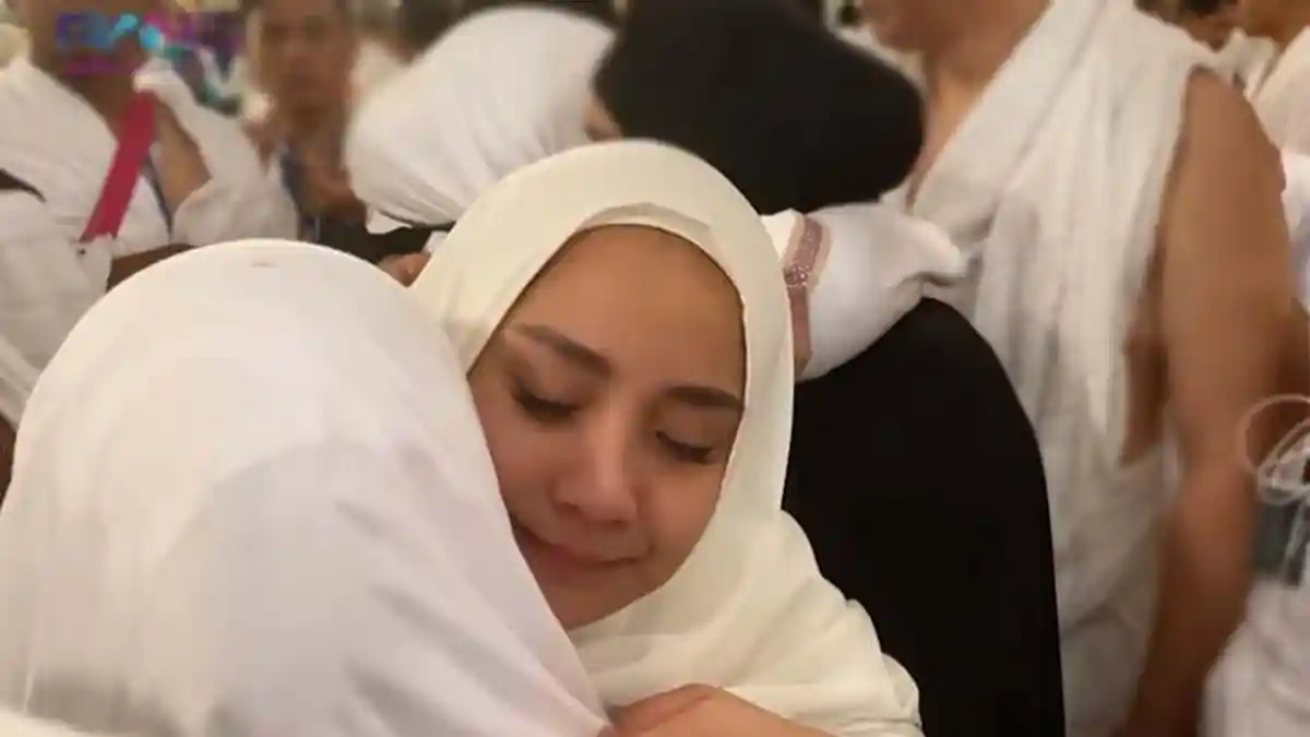 Tangis Nagita Slavina di Pelukan Lala Pengasuh Rafathar asal Lampung
