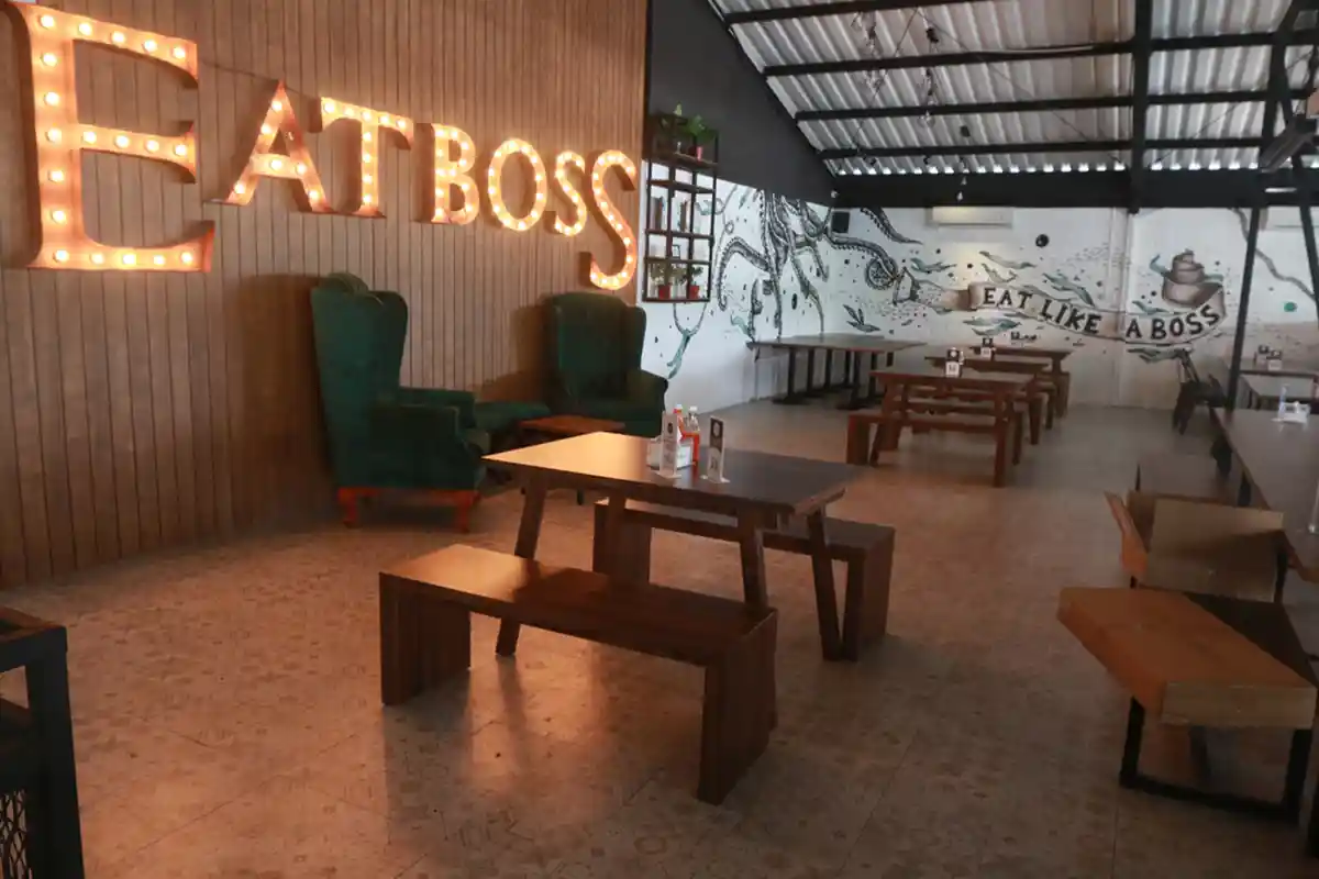 Kuliner Lampung - Sensasi Unik The Long Bos Chili Dog ala Eat Boss Cafe Bandar Lampung