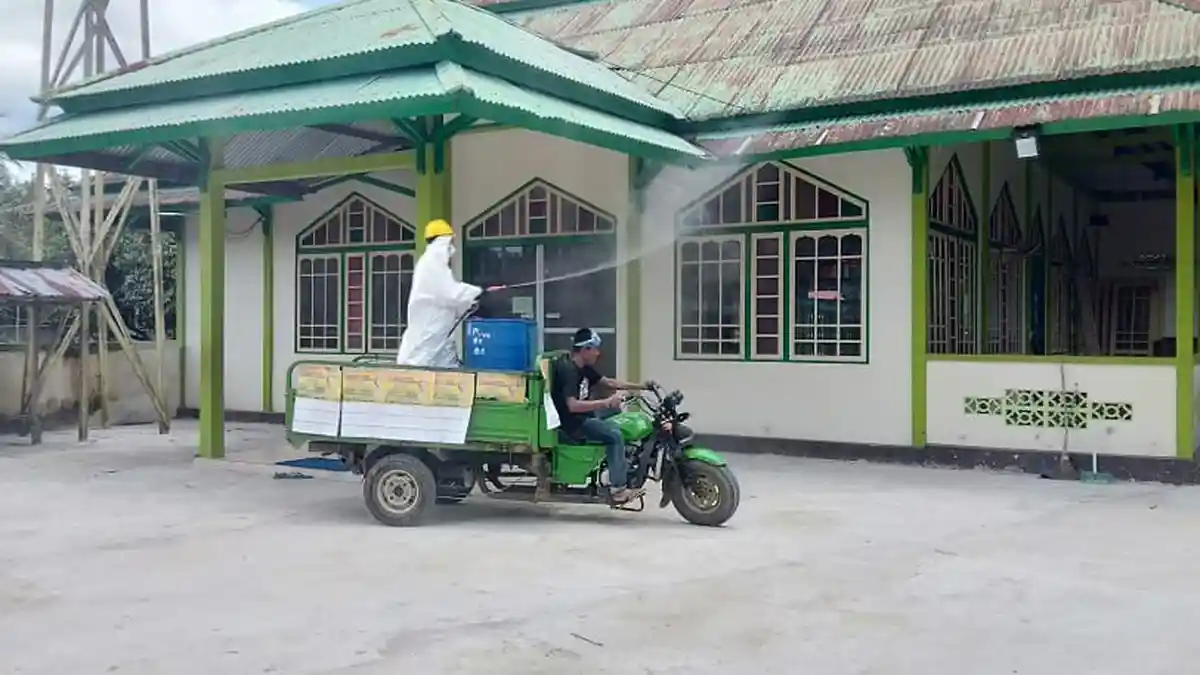 DPD Golkar Sambas dan Relawan Rubaeti Erlita Prabasa Lakukan Penyemprotan Disinfektan