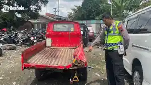 Sebuah-mobil-Daihatsu-Hijet-warna-merah-3.jpg