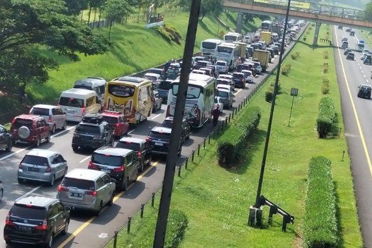 Lalu Lintas Tol Cikampek Padat, One Way Berlaku Sejak Rabu Pagi