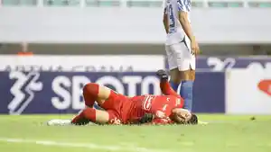kiper-psis-adi-satryo-saat-mengalami-cedera.jpg