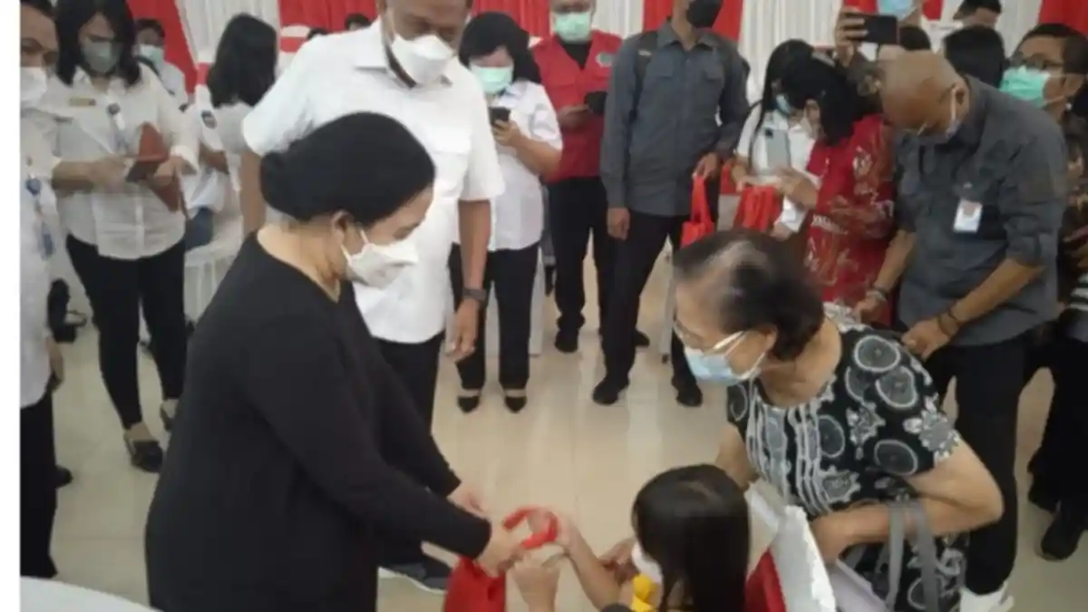 Puan Maharani Didampingi Gubernur Olly Dondokambey Meninjau Vaksinasi Covid 19