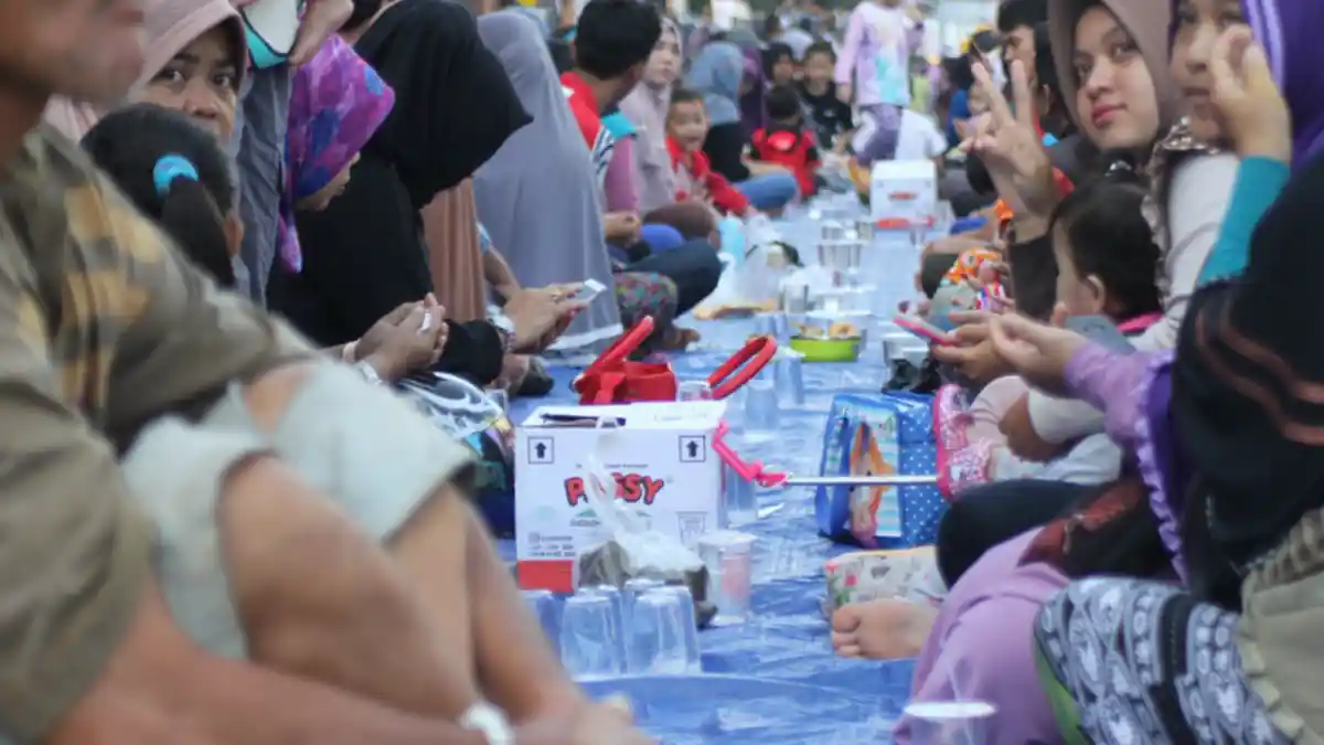 Ratusan Warga Mempawah  Rebutan 'Tambol'  di Jalan Raya - ratusan-masyarakat_20160731_112612.jpg