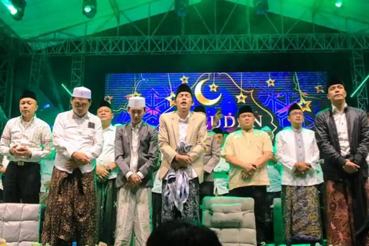 Wabup Blitar Rahmat Hadiri Maulid Nabi Bareng Ribuan Jemaah Gus Iqdam, Rela Tiket Pesawat Hangus