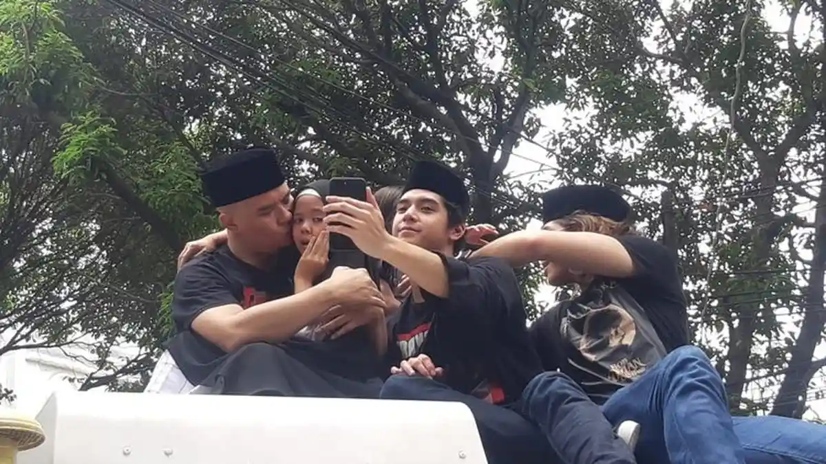 Ahmad Dhani Bebas, Safeea Menangis Histeris dalam Pelukan Ayahnya