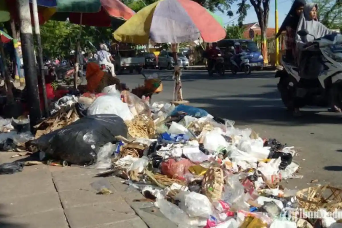 Timbunan Sampah Berceceran di Beberapa Ruas Jalan Pamekasan, 3 Hari Tak Diangkut Truk Sampah DLH