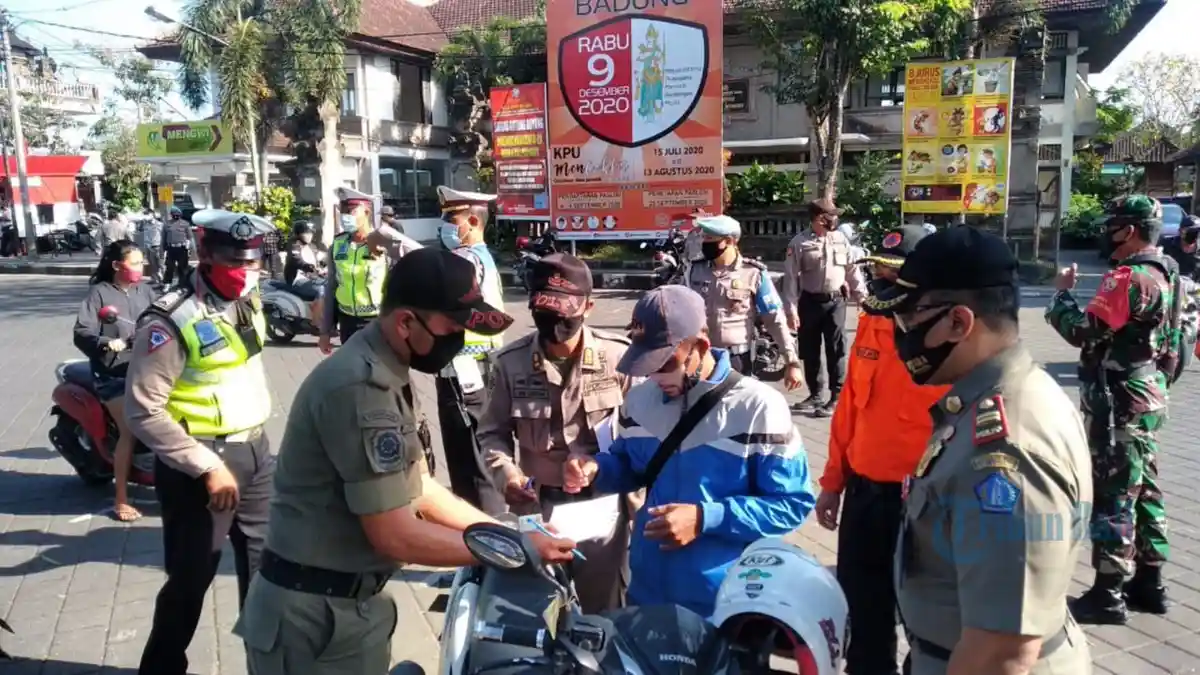 Gelar Sidak Masker, Banyak Masyarakat di Badung yang Tak Gunakan Helm