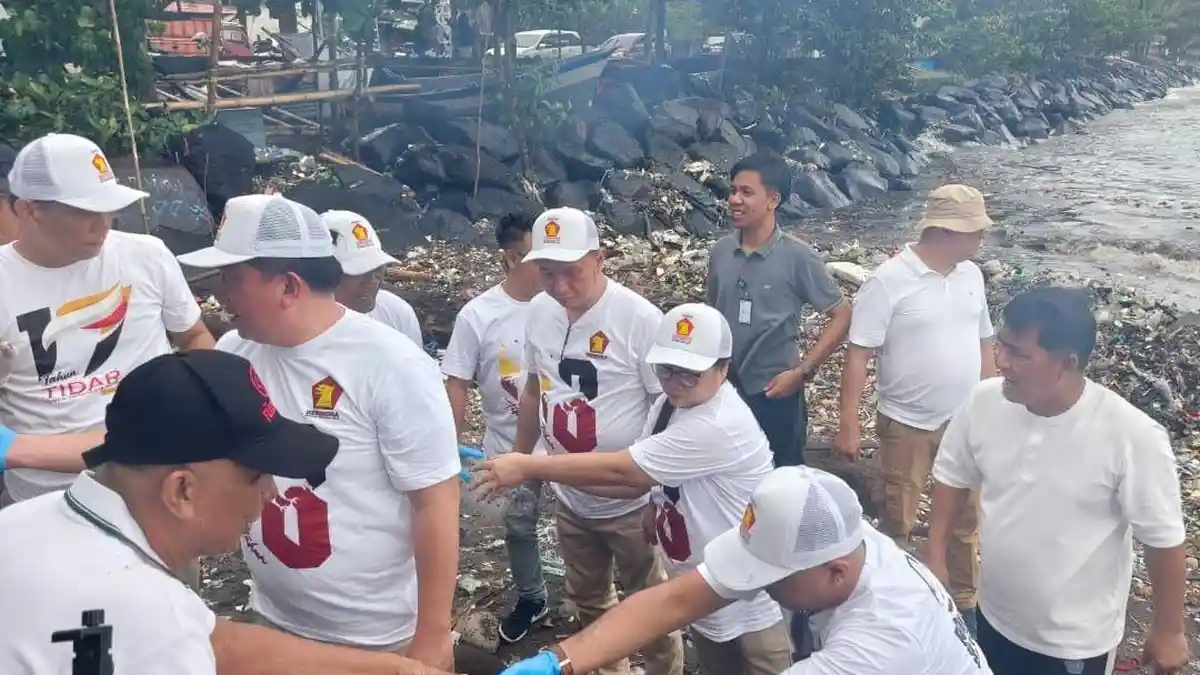 DPD Gerindra Sulut Bersihkan Pantai Karangria, YSK Tegaskan Partai Harus Berdampak Nyata