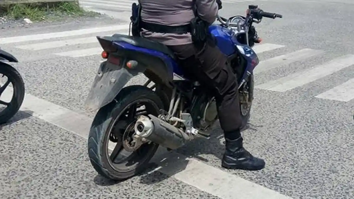 Viral! Pengendara Berseragam Polisi Tunggangi Motor Tanpa Pelat dan Kaca Spion