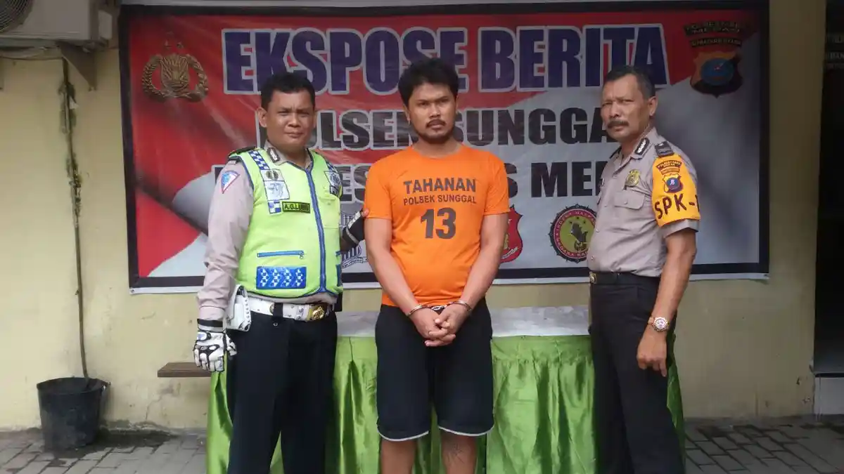 Kuli Bangunan Ini Ketahuan Polisi saat Asyik Isap Sabu