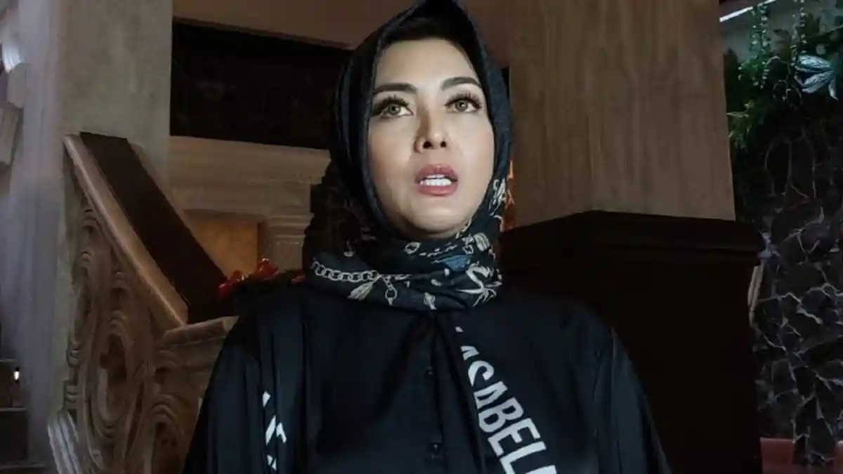 Dhena Devanka Minta Jonathan Frizzy Selesaikan Perceraian Sebelum Pamer Mesra dengan Perempuan Lain