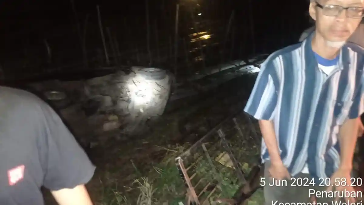 BREAKING NEWS: Mobil Pikap Tertabrak Kereta Api Joglosemarkerto di Weleri Kendal