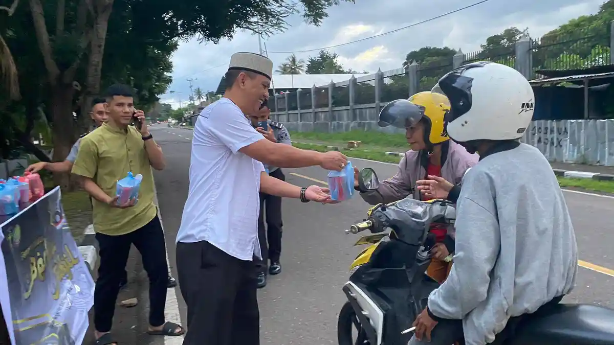 Rutan Larantuka Bagi Takjil Gratis di Jalan Sudirman-Sarotari