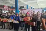 HUT Bhayangkara, Polri Berbagi 750 Paket Sembako kepada Sopir dan Kernet Terminal Kampung Rambutan