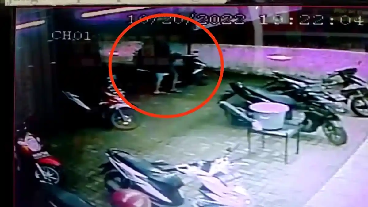 Lima Maling Motor Berkeliaran di Medan Denai, Terekam CCTV Gasak Kendaraan Warga di Alfamart