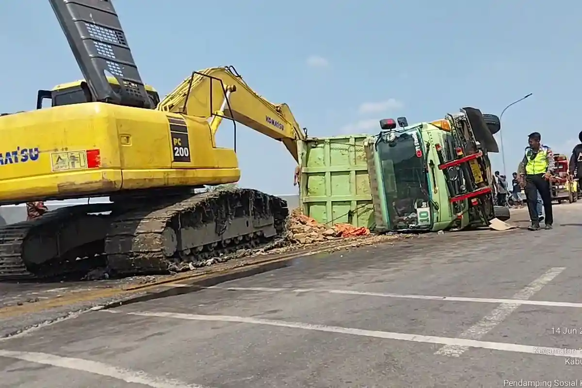 Truk Alami Rem Blong di Flyover Dermoleng Brebes, 1 Pengendara Motor Tewas, 3 Lainnya Luka
