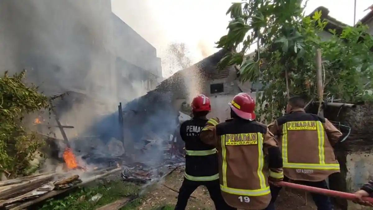 2 Rumah di Garut Terbakar dalam Waktu Bersamaan, Api Berasal dari Dapur, Kerugian Ratusan Juta