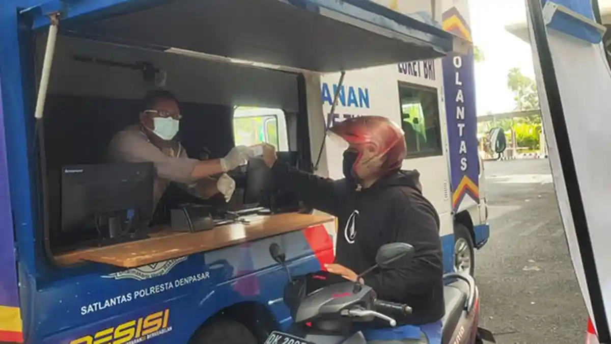 Sebagai Bentuk Pelayanan Prima, Satlantas Polresta Denpasar Hadirkan Perpanjangan SIM Drive Thru