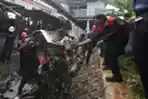 Evakuasi Gerbong KRL yang Ditabrak KA Argo Bromo Anggrek