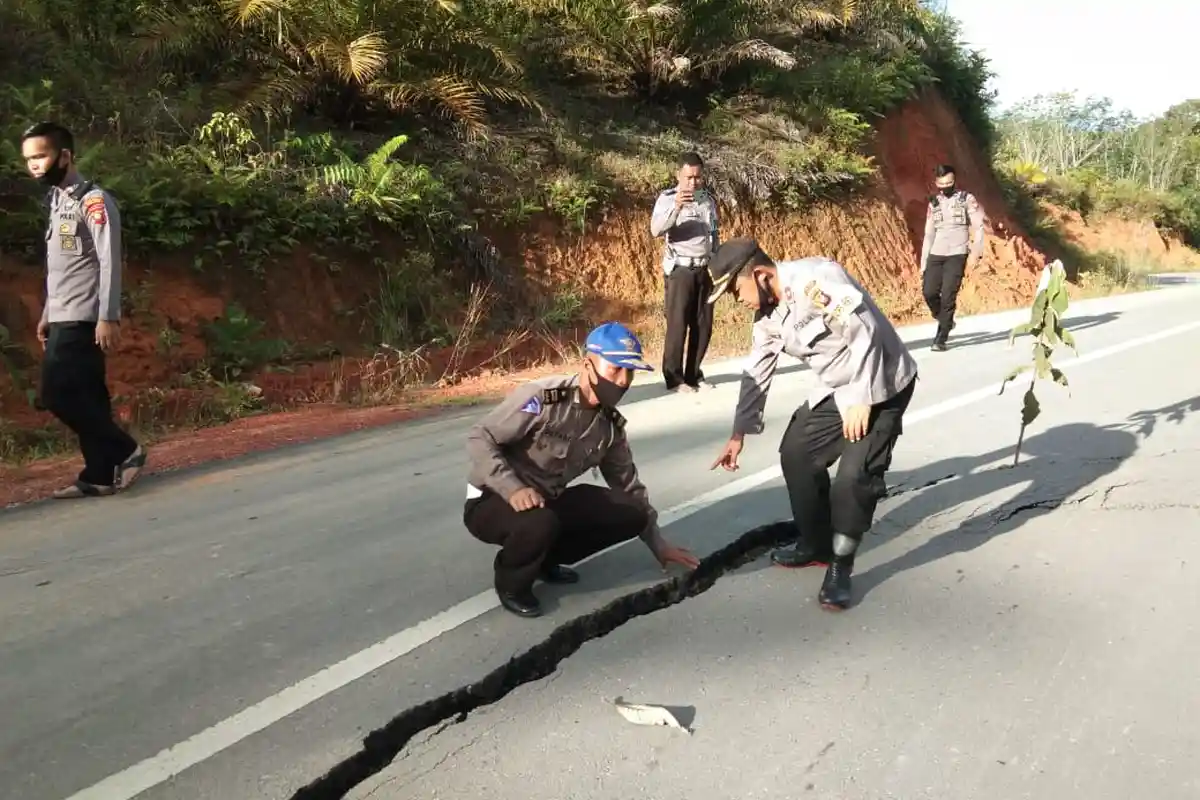 Longsor di Sayan Melawi Sebabkan Jalan Aspal Retak di Dua Titik