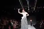 Karya Lie Sang Bong di Jakarta Fashion Week 2013