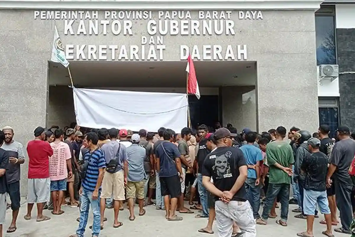 Geruduk Kantor Gubernur Papua Barat Daya, Sopir Angkot Ancam Razia Driver Online