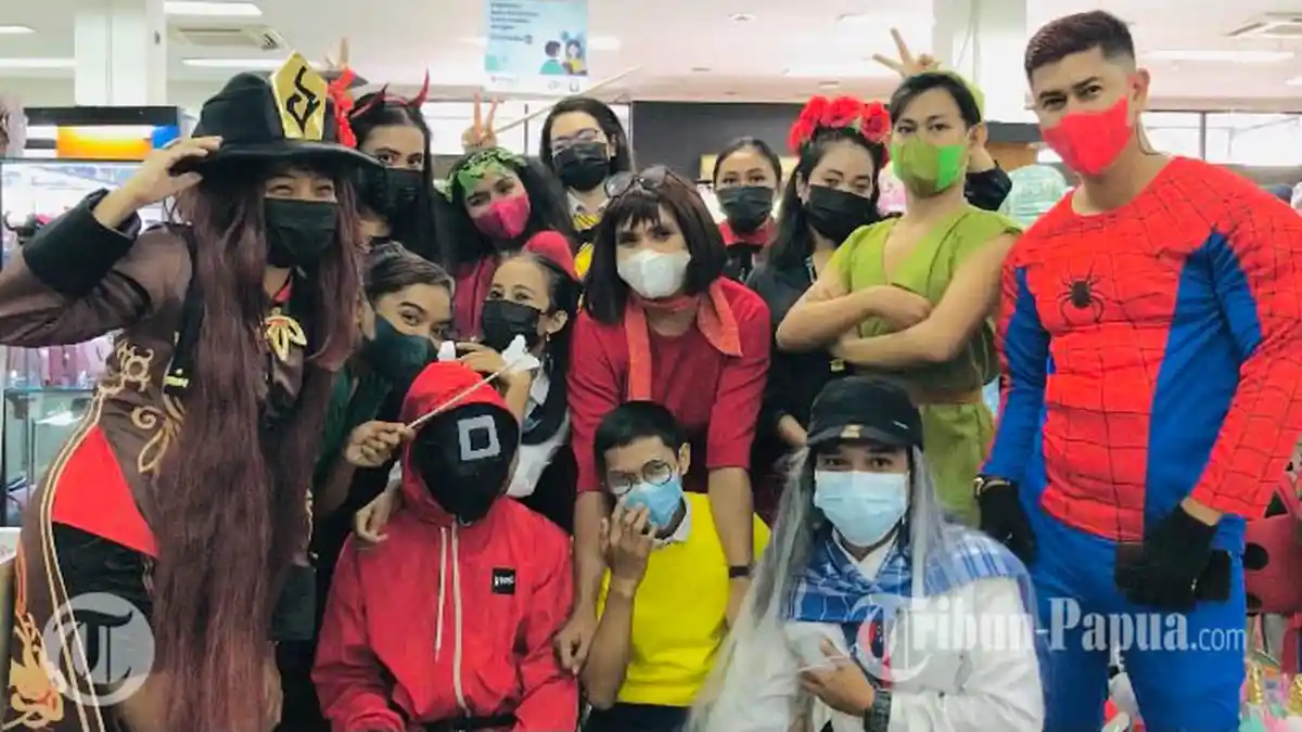 Kostum Unik, Cara Toko Buku Gramedia Sambut Warga Jayapura Saat Halloween