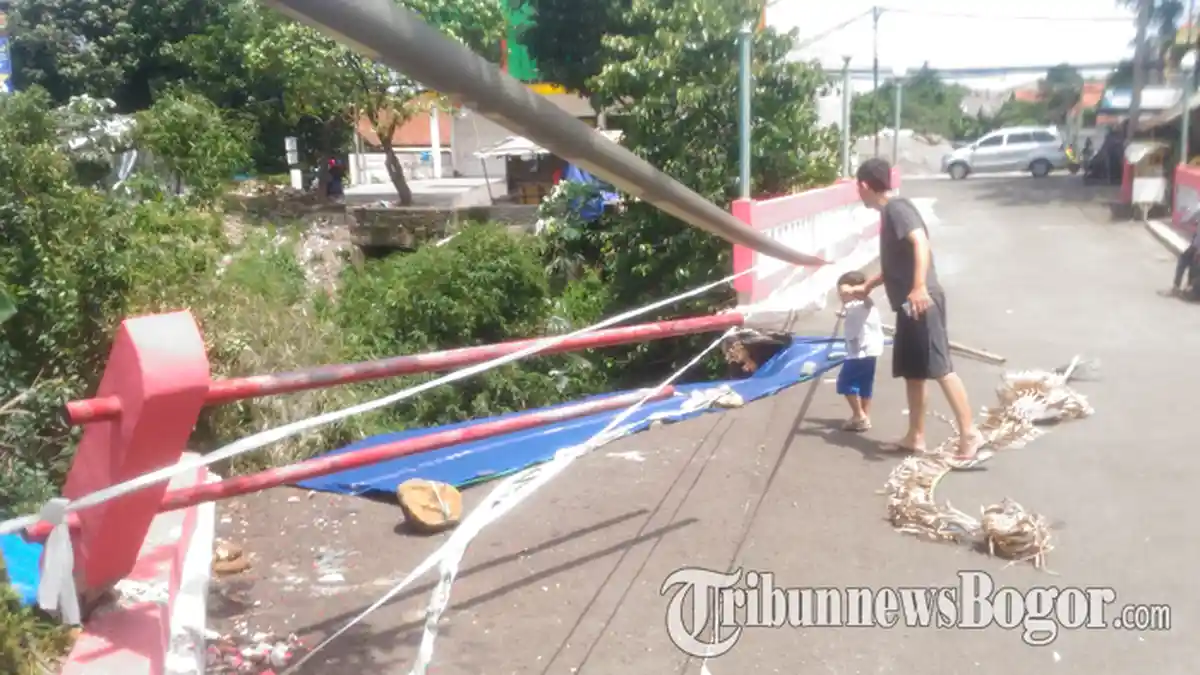 Jembatan Amblas di Muarasari Bogor Dibiarkan, Warga Khawatir Retakan Bertambah Lebar